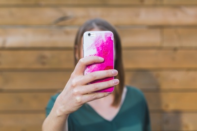 自拍的图片-拿着iPhone的女人