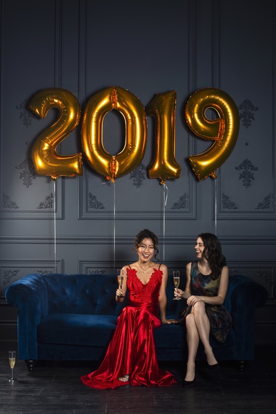 多样性的图片-两位女士用香槟庆祝2019年