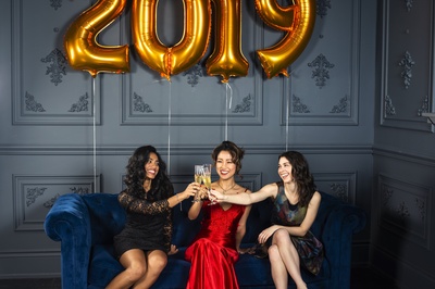 多样性的图片-三个女人为新年干杯