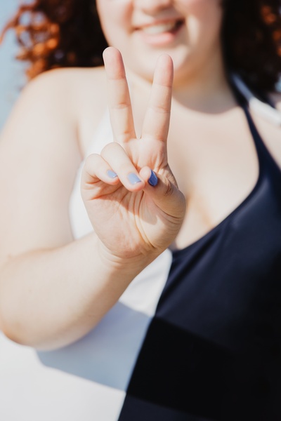 钉子的图片-女人发出和平信号