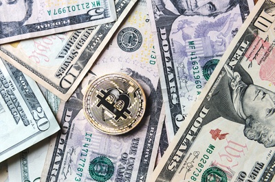 现金的图片-纸币上的比特币
