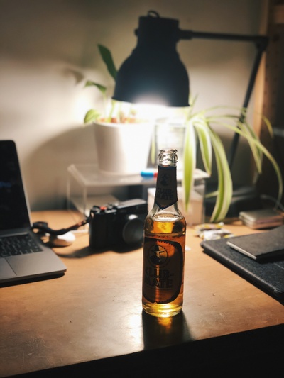 历法的图片-在阴暗的桌子上开着的啤酒