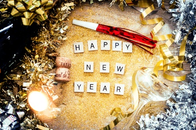 新的一年的图片-新年快乐金字