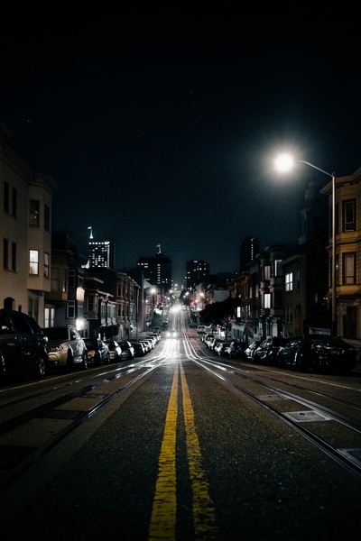小型车的图片-夜间有轨道的城市道路