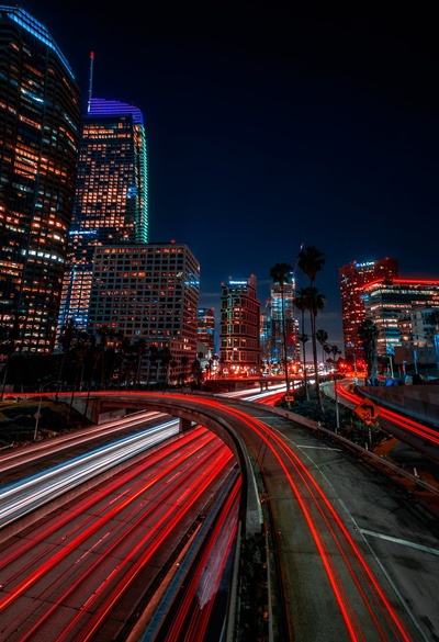 公路的图片-公路尾灯条纹