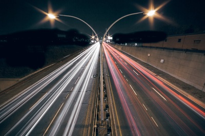 公路的图片-夜间公路灯