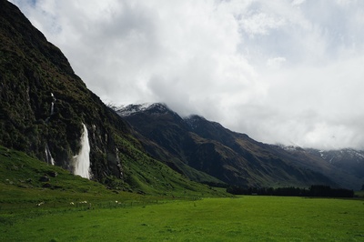 瀑布的图片-山峦叠翠瀑布