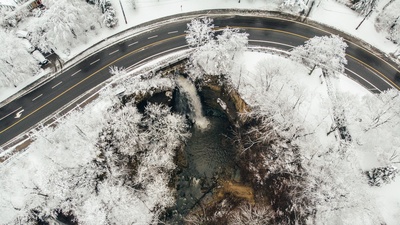 瀑布的图片-公路旁的小瀑布
