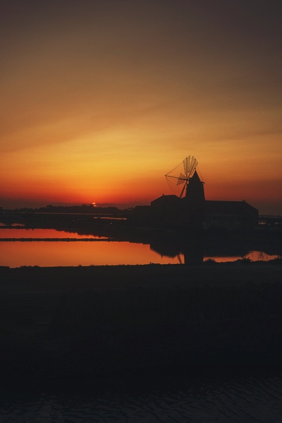 橙色的图片-夕阳下的老磨坊