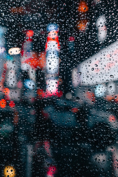 雨的图片-透过雨窗的城市灯光