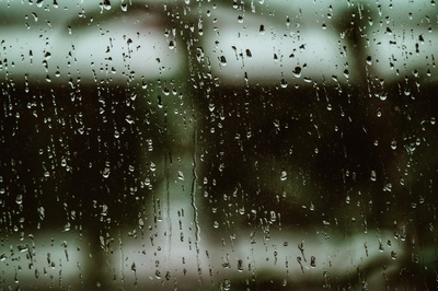 雨的图片-雨窗玻璃