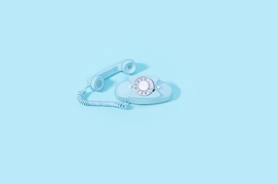 蓝色的图片-蓝色复古旋转电话，背景为明亮的蓝色
