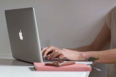 纹身的图片-使用MacBook的女性