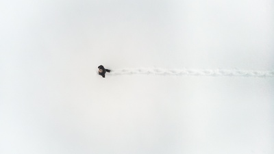 步行的图片-无人驾驶飞机在雪中失事