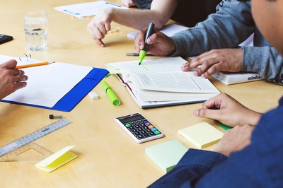 回到学校的图片-学生小组会议桌上