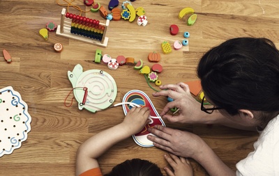 教师的图片-带玩具和孩子的幼儿教育者