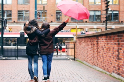 骄傲的图片-在雨中行走的夫妇