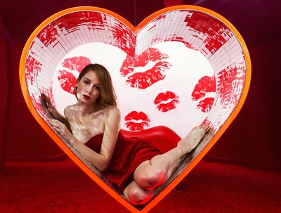 心脏的图片-穿红衣服的女人在心脏展示中摆姿势