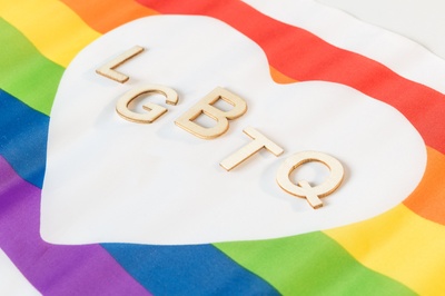 旗帜的图片-木质LGBTQ心底字母自豪旗