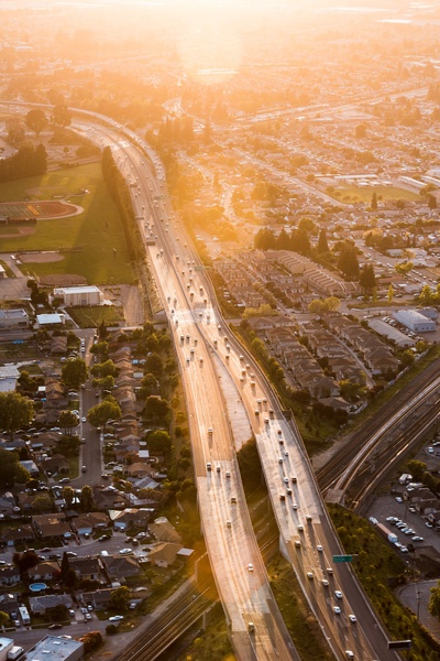 加利福尼亚的图片-有太阳耀斑的城市高速公路