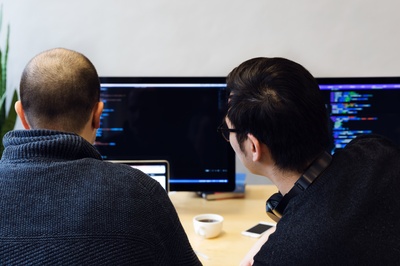 JavaScript的图片-程序员在计算机上审查代码