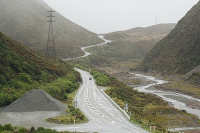 公路旅行的图片-临河山路