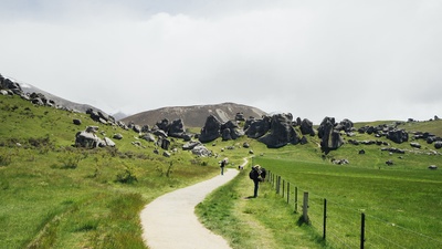 公路旅行的图片-青草巨石景观