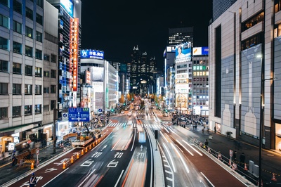 公路旅行的图片-晚上的东京