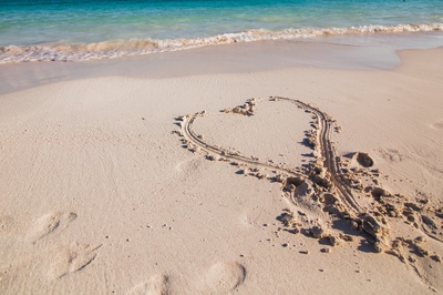 旅行的图片-心在沙中