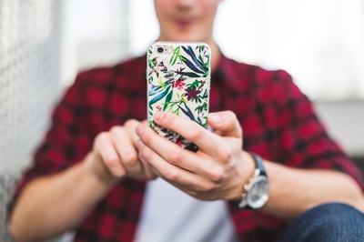 发短信的图片-年轻人在iphone上发短信