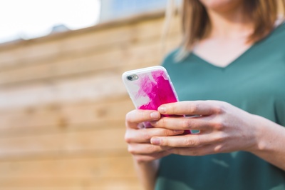发短信的图片-使用iPhone的年轻女性