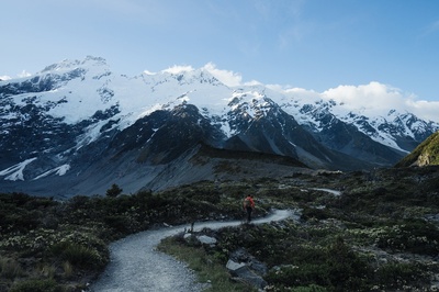 郊游野游的图片-山路崎岖的徒步旅行者