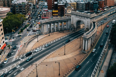 纽约的图片-穿过拱门的城市道路