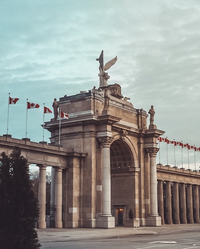 多伦多的图片-王子门上的加拿大国旗