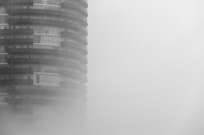 雾的图片-雾中的圆形摩天大楼