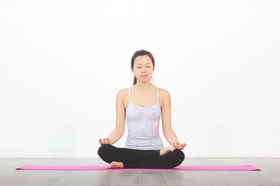 平静的图片-冥想开臀器的女人