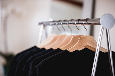 Shop Local的图片-阳光下商店货架上的黑色和蓝色衣服