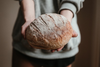 Home Baking的图片-手上拿着刚出炉的面包
