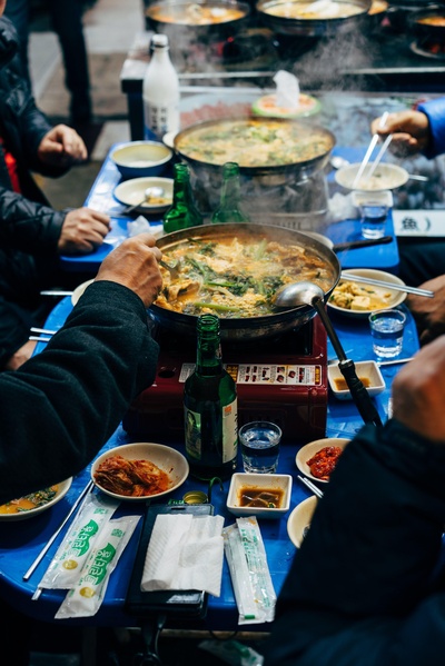 厨房的图片-人们一起享用亚洲美食