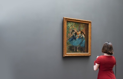 艺术的图片-一个女人在美术馆里沉思着德加的一幅画