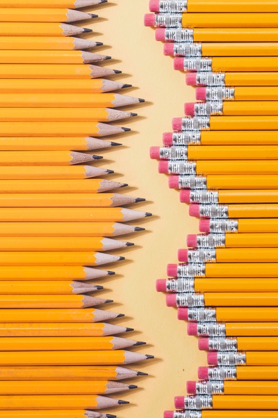 学院的图片-黄色铅笔呈之字形排列