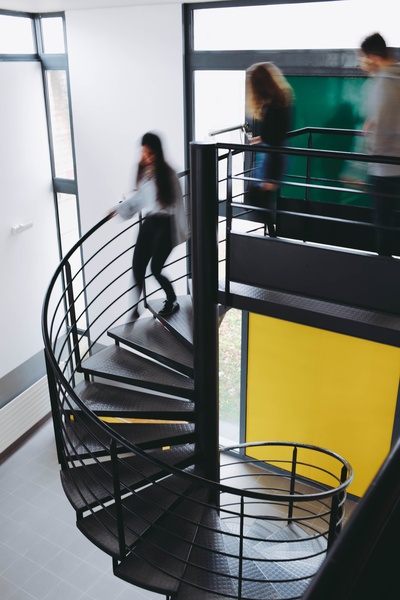 学院的图片-迷糊的学生冲下螺旋楼梯