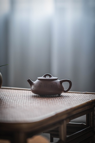 桌子的图片-桌上的泥茶壶