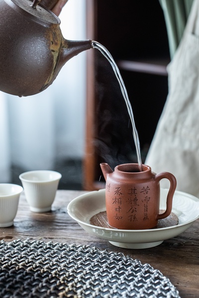 桌子的图片-从一个茶壶倒到另一个茶壶