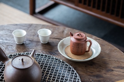 写作的图片-木桌上的茶壶和两个茶杯
