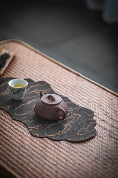时间的图片-桌上的茶壶和茶杯