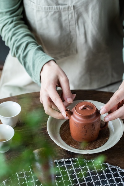 木材的图片-女人手中的茶壶