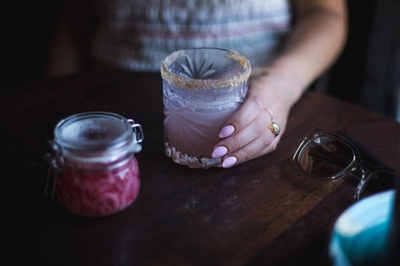庆典的图片-女人拿着鸡尾酒杯