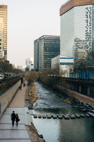 路径的图片-一条河流经一座城市