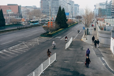 公路的图片-大城市里空旷的街道